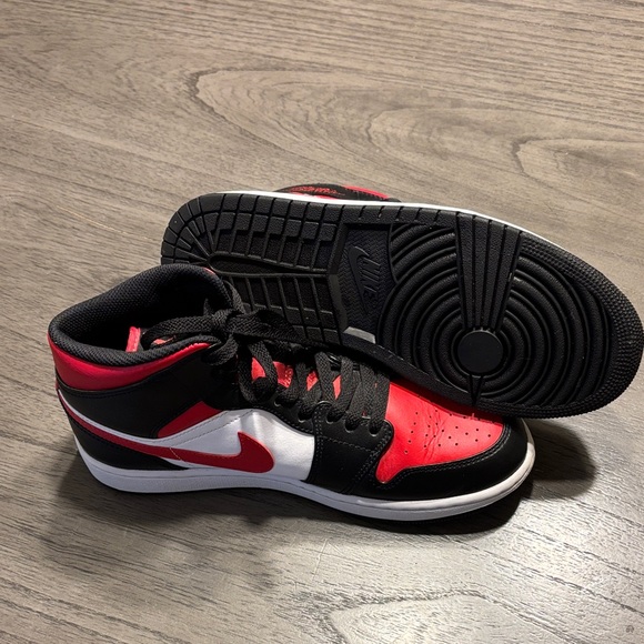 Nike Jordan 1 Mid White Black Red (2022) Men’s - Picture 1 of 4
